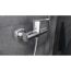 Chrom Duscharmatur an grauer Wand