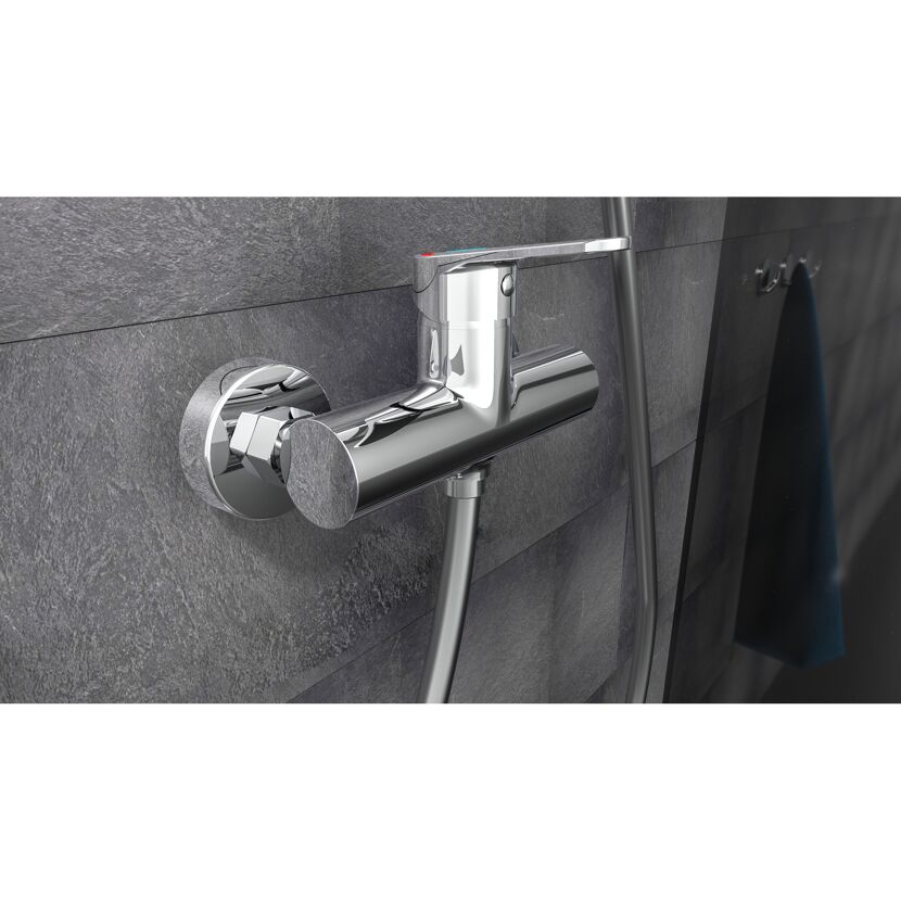 Chrom Duscharmatur an grauer Wand