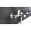 Chrom Armatur an schwarzer Wand