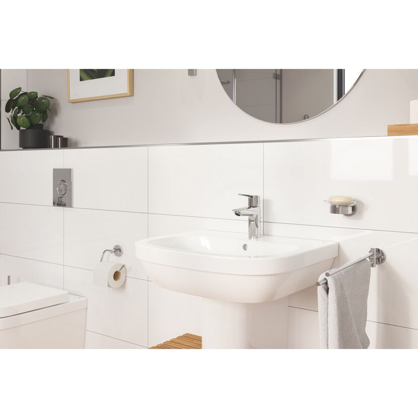 Waschbecken mit Armatur, Handtuchhalter, Seifenschale und WC