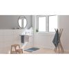 Modernes Badezimmer mit Waschbecken, Spiegel, Handtuchhalter und Hocker.