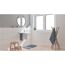 Modernes Badezimmer mit Waschbecken, Spiegel, Handtuchhalter und Hocker.