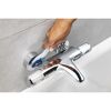 Person montiert GROHE Wannenarmatur Start