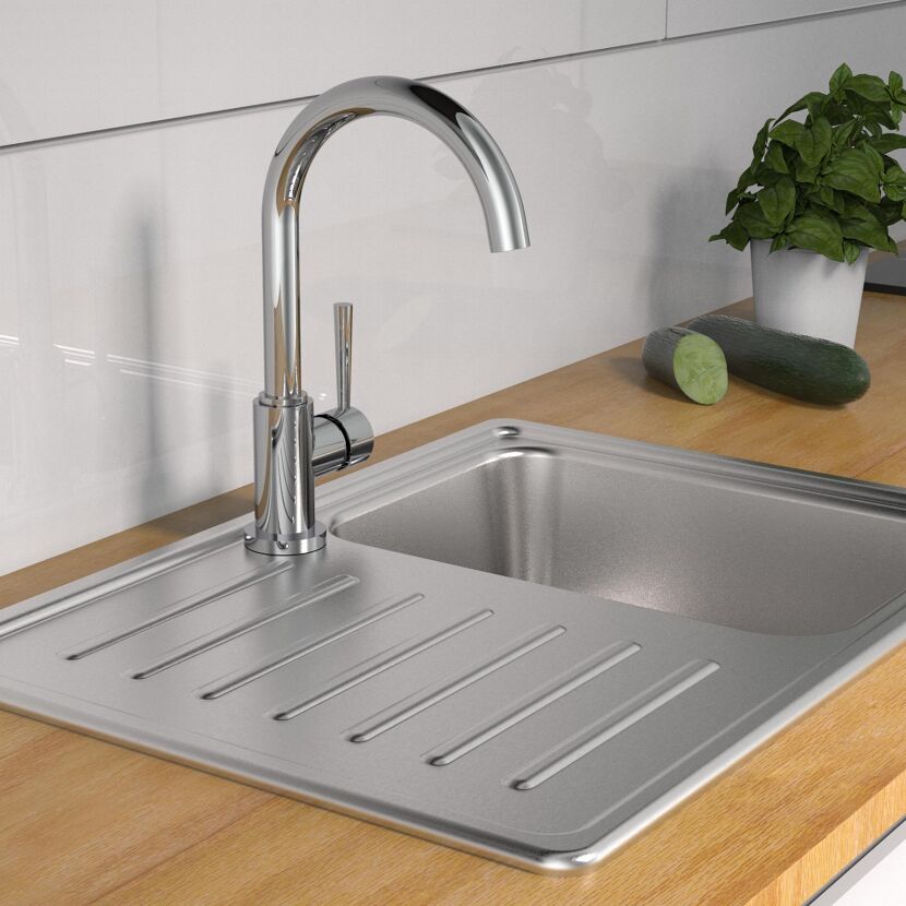 Spülbecken aus Edelstahl mit Wasserhahn
