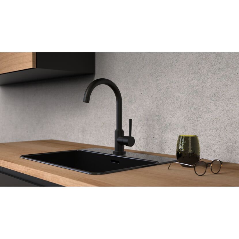 Schwarze Spüle mit schwarzem Wasserhahn