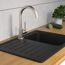 Schwarzes Spülbecken mit Wasserhahn