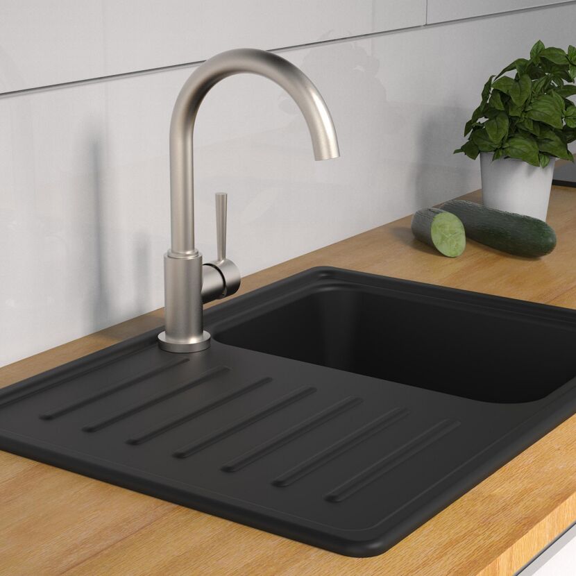 Schwarzes Spülbecken mit Wasserhahn