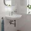 Waschbecken mit Armatur, Seifenschale und Handtuch