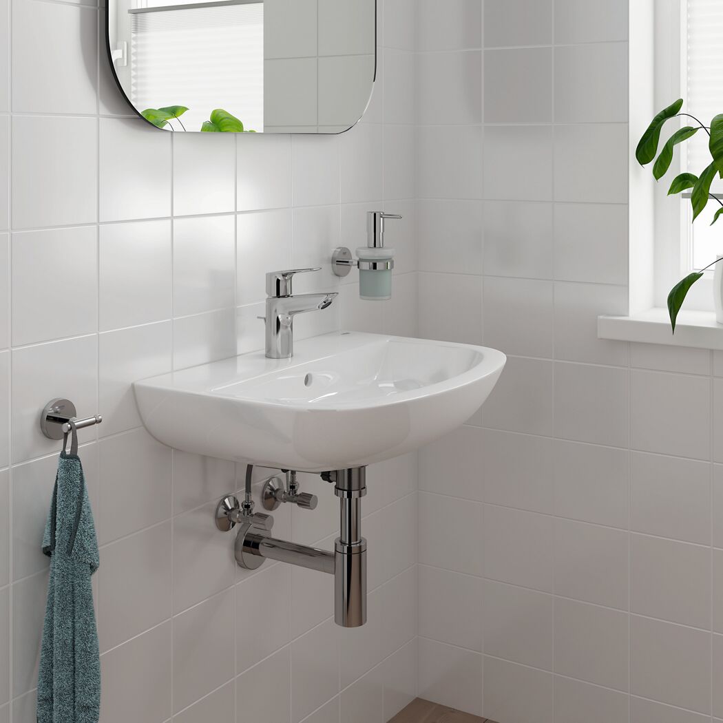 Waschbecken mit Armatur, Seifenschale und Handtuch