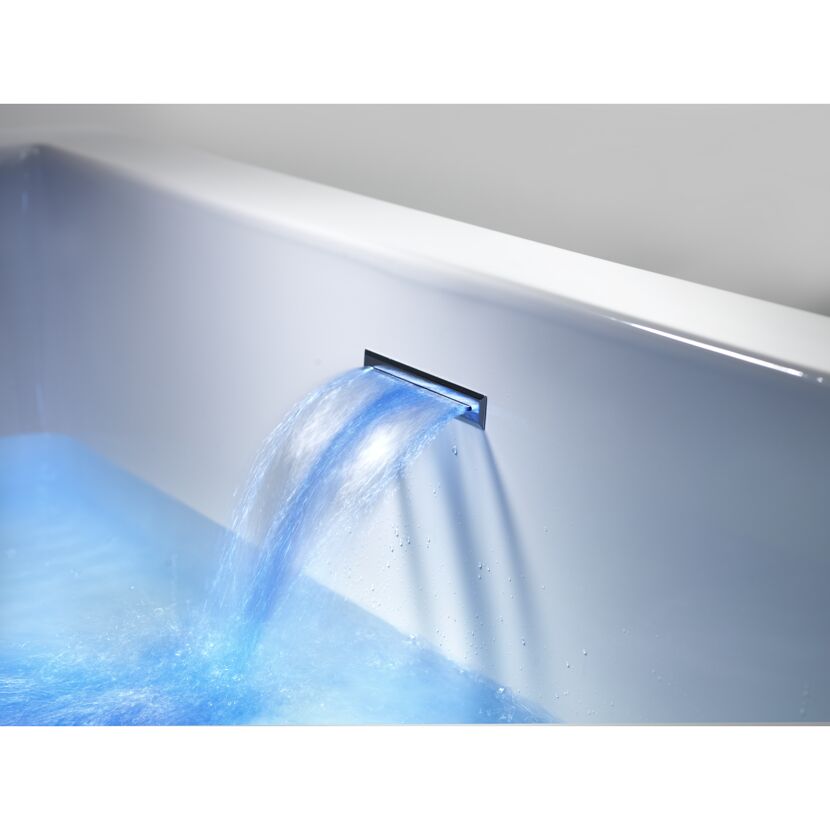 Wasserfall in Badewanne mit blauer Beleuchtung