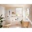 Modernes Badezimmer mit Badewanne und Dusche.