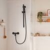 Schwarze Brausegarnitur HG Rebris S an weißer Wand