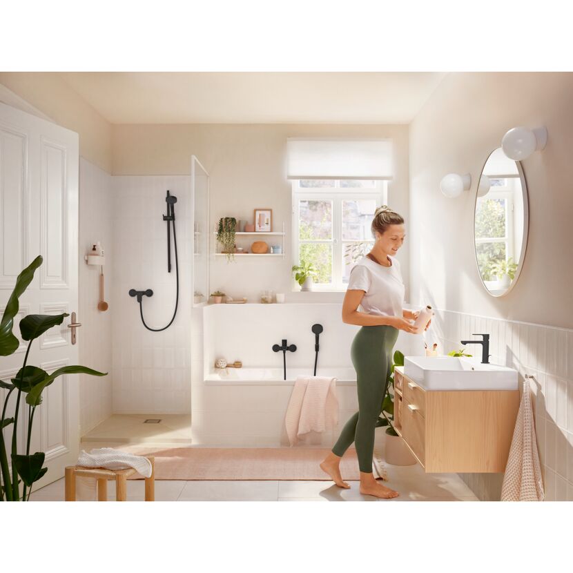 Person wäscht sich im modernen Badezimmer die Hände.