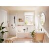 Modernes Badezimmer mit Badewanne und Dusche