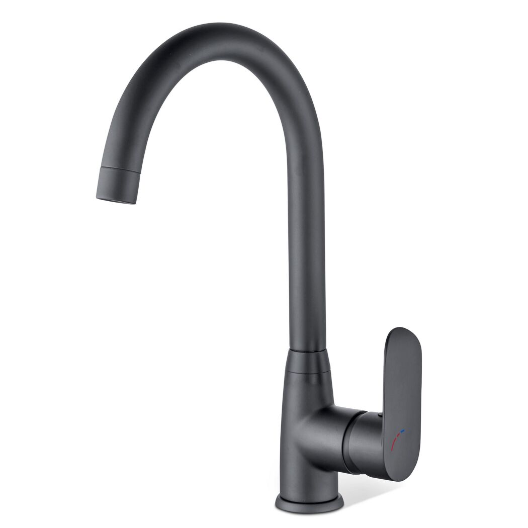 Schwarzer Wasserhahn vor weißem Hintergrund.