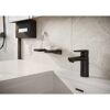 Waschbecken mit schwarzem Wasserhahn