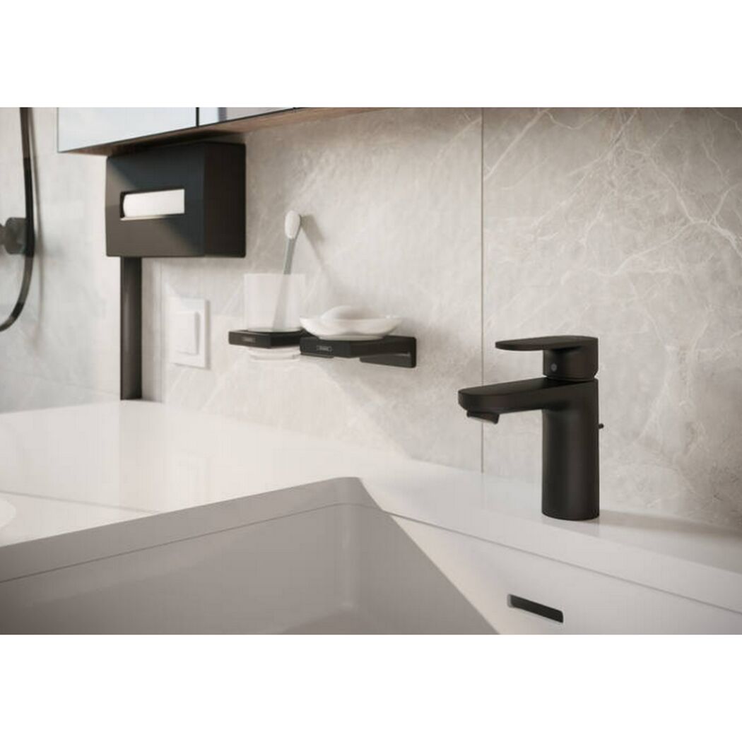 Waschbecken mit schwarzem Wasserhahn