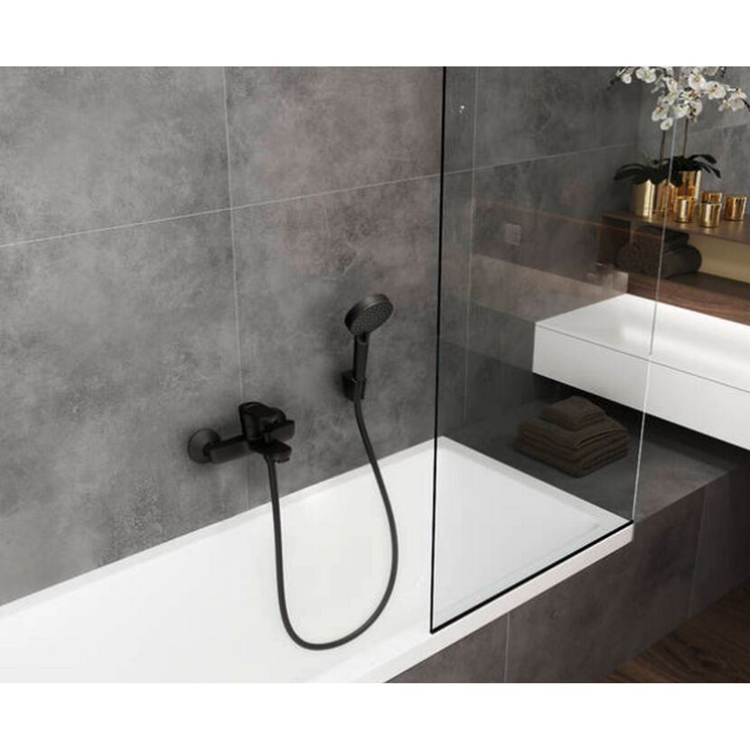 Schwarze Badewanne mit schwarzer Armatur und Brause.