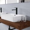 Waschbecken mit schwarzem Wasserhahn und Brille