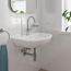 Waschbecken mit Armatur, Handtuchhalter und Seifenschale