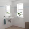 Waschbecken mit Armatur, Spiegel, Handtuch und Pflanze