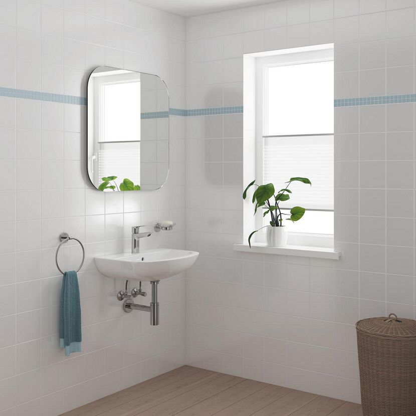 Waschbecken mit Armatur, Spiegel, Handtuch und Pflanze