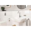 Waschbecken mit Armatur und Handtuch