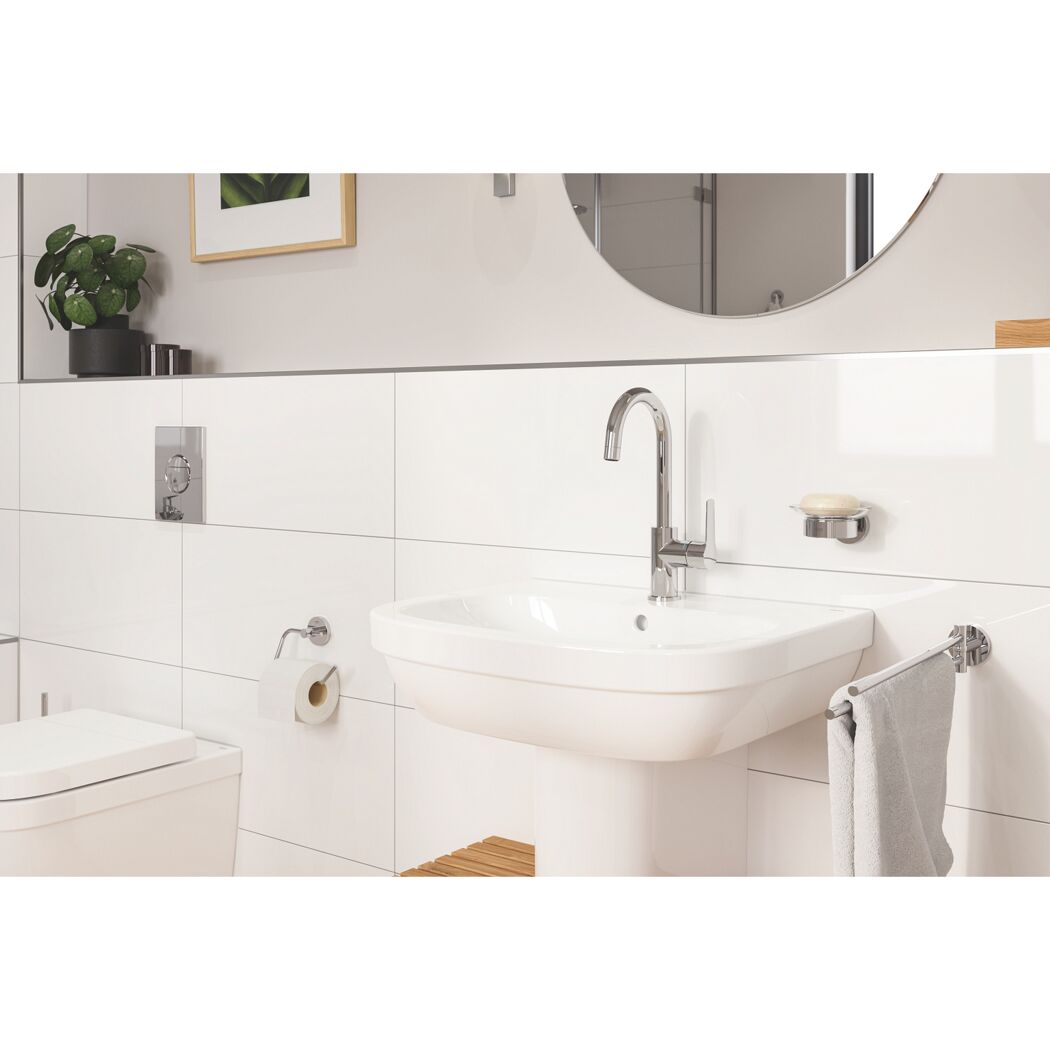 Waschbecken mit Armatur und Handtuch