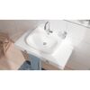 Waschbecken mit Armatur und Handtuchhalter