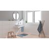 Modernes Badezimmer mit Waschbecken und Handtuch