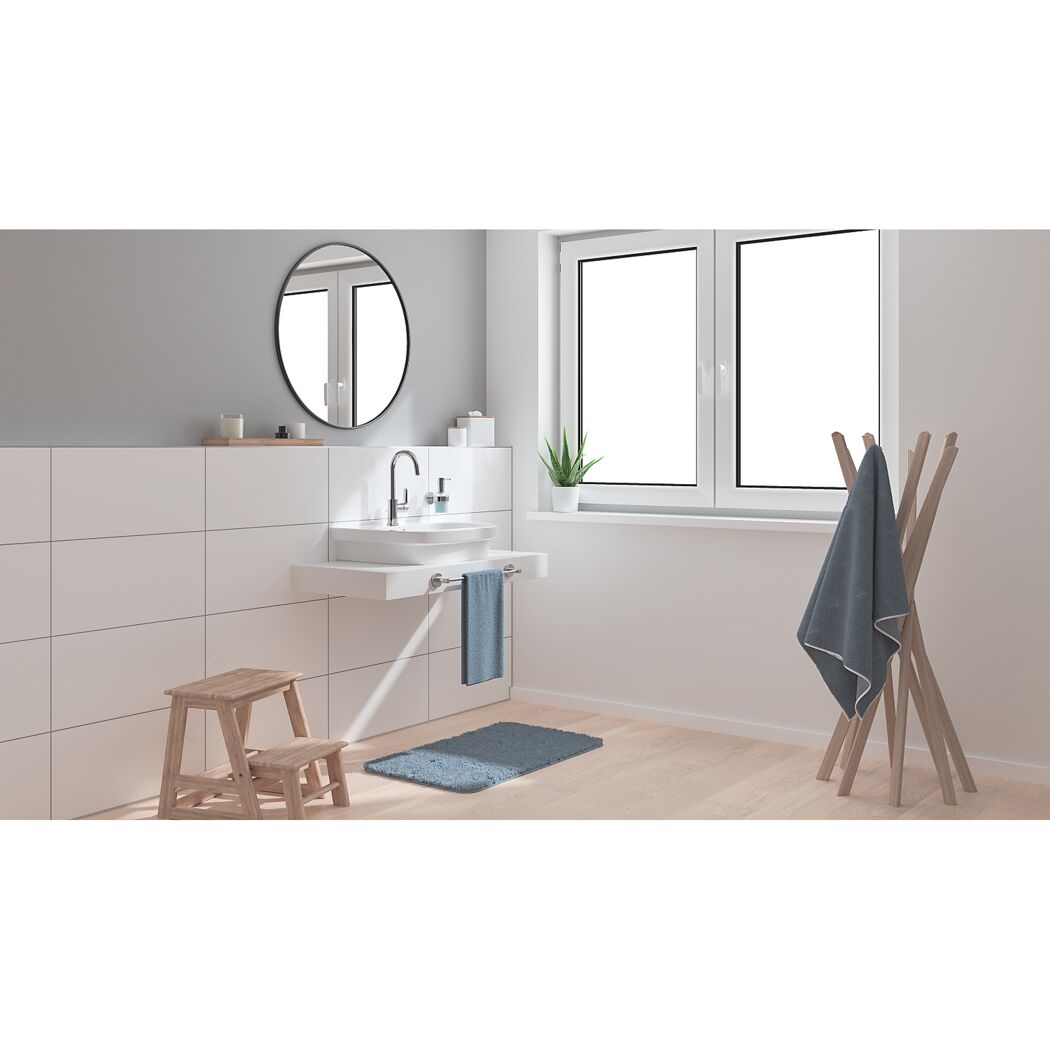 Modernes Badezimmer mit Waschbecken und Handtuch