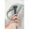 Person verwendet Schraubenschlüssel unter Waschbecken.