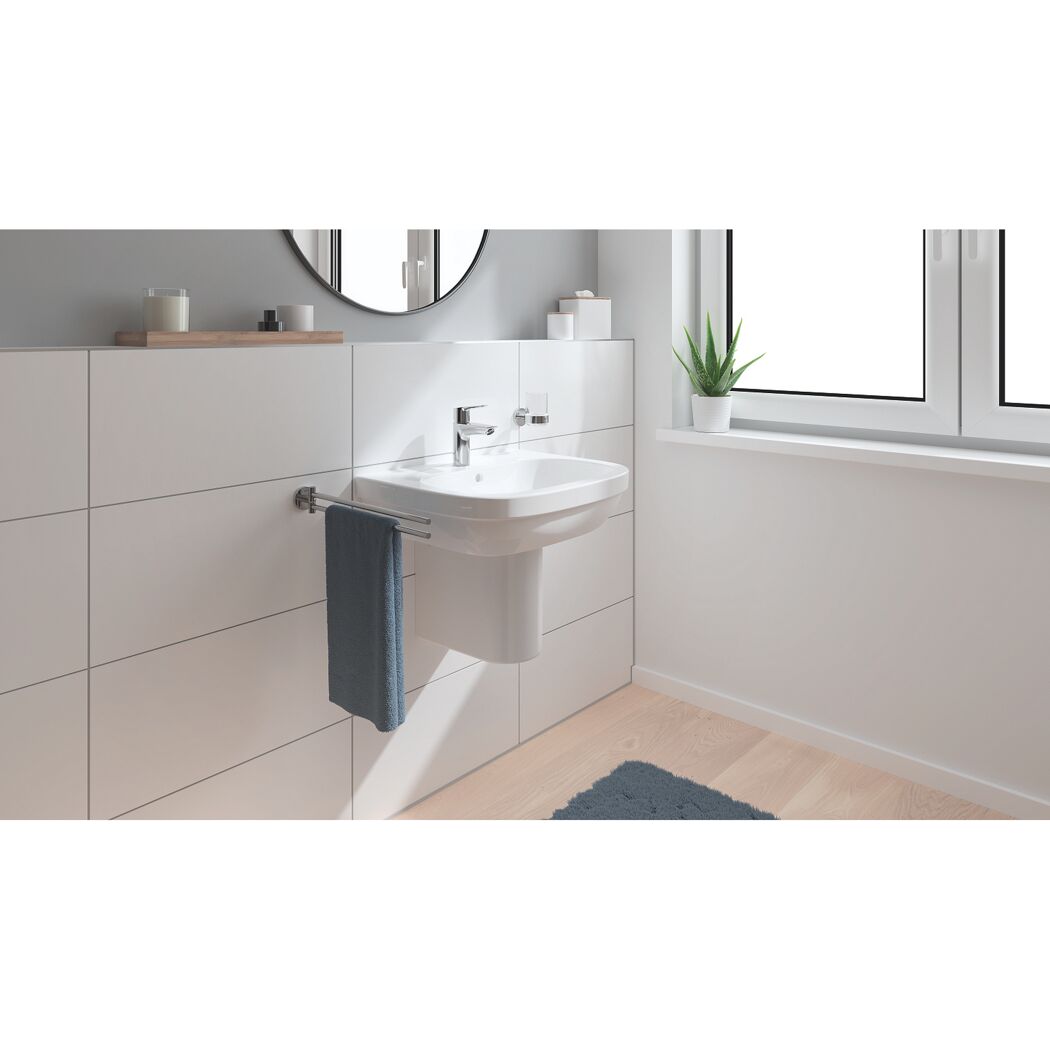 Waschbecken mit Handtuchhalter, Armatur und Seifenschale