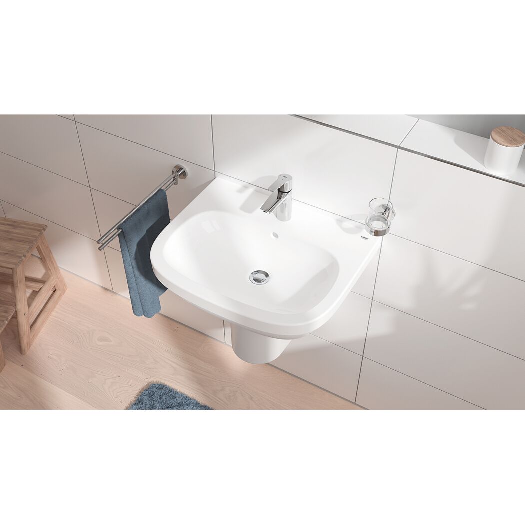 Weißes Handwaschbecken mit Armatur und Handtuchhalter
