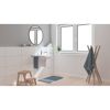 Modernes Badezimmer mit Waschbecken und Handtuchhalter