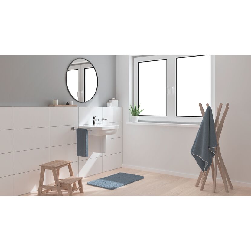 Modernes Badezimmer mit Waschbecken und Handtuchhalter