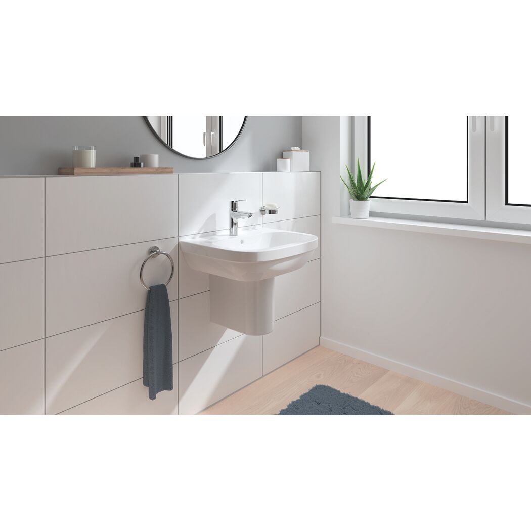 Waschbecken mit Handtuchhalter und Armatur
