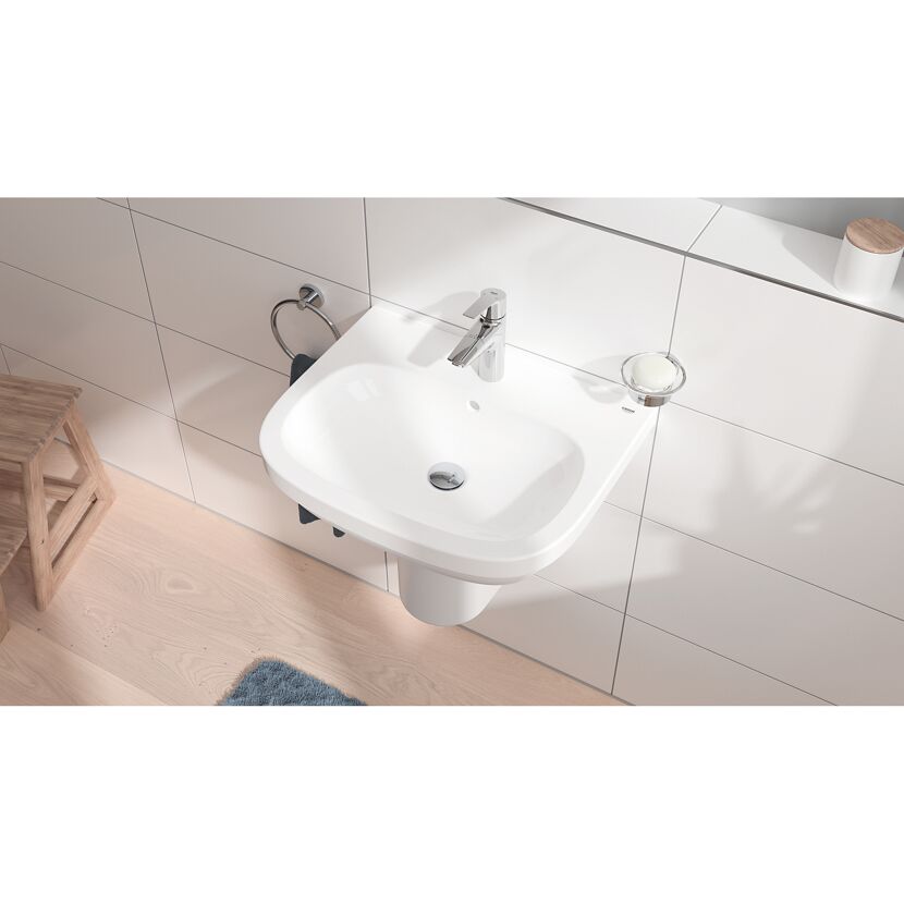Weißes Handwaschbecken mit Armatur und Seifenschale