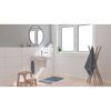 Modernes Badezimmer mit Waschbecken und Handtuchhalter.