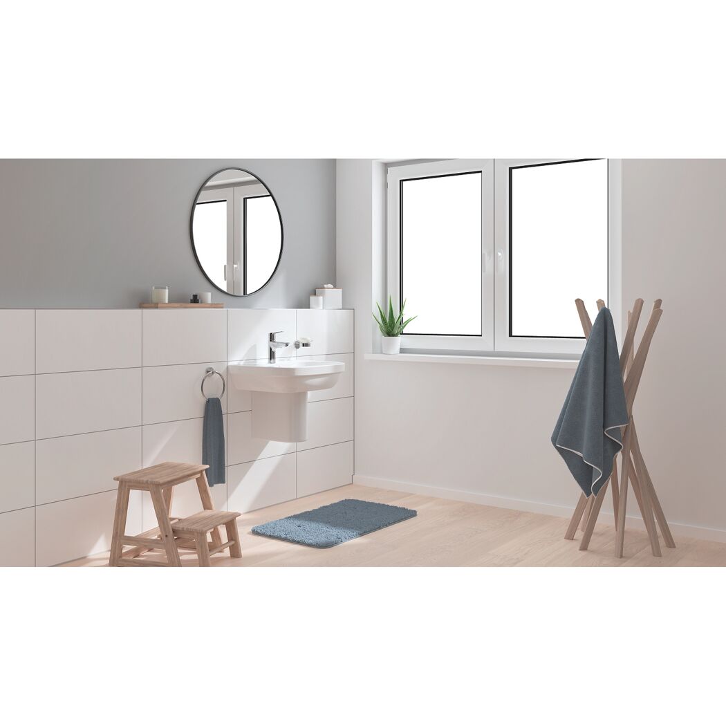 Modernes Badezimmer mit Waschbecken und Handtuchhalter.