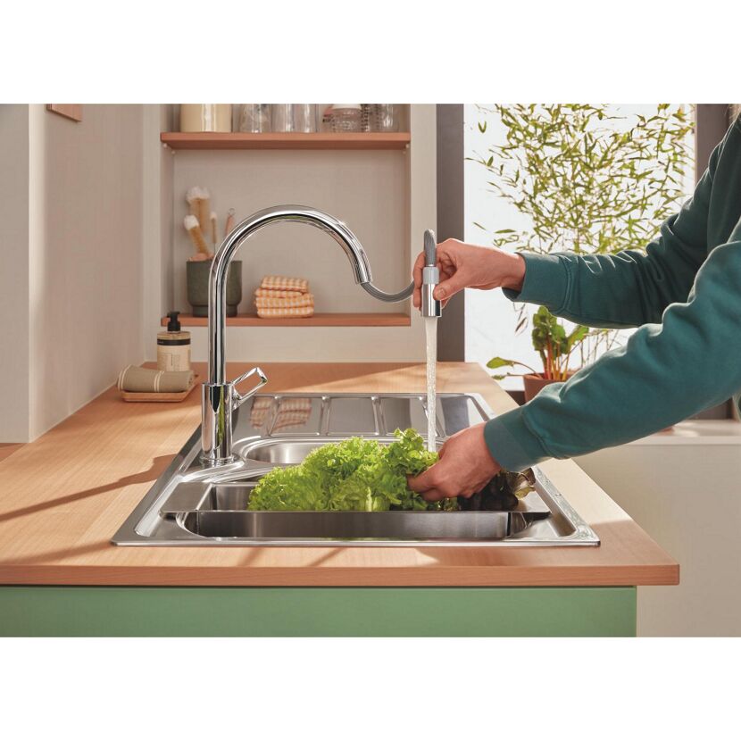 Person wäscht Salat in einer Spüle mit StartLoop C-Auslauf Armatur.