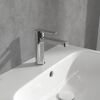 Waschbecken mit chromfarbener Armatur
