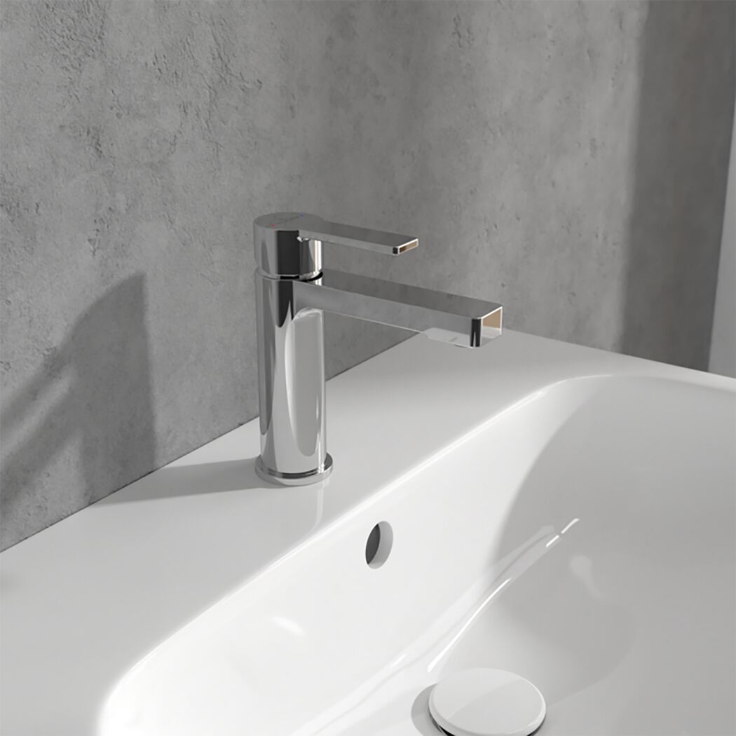 Waschbecken mit chromfarbener Armatur