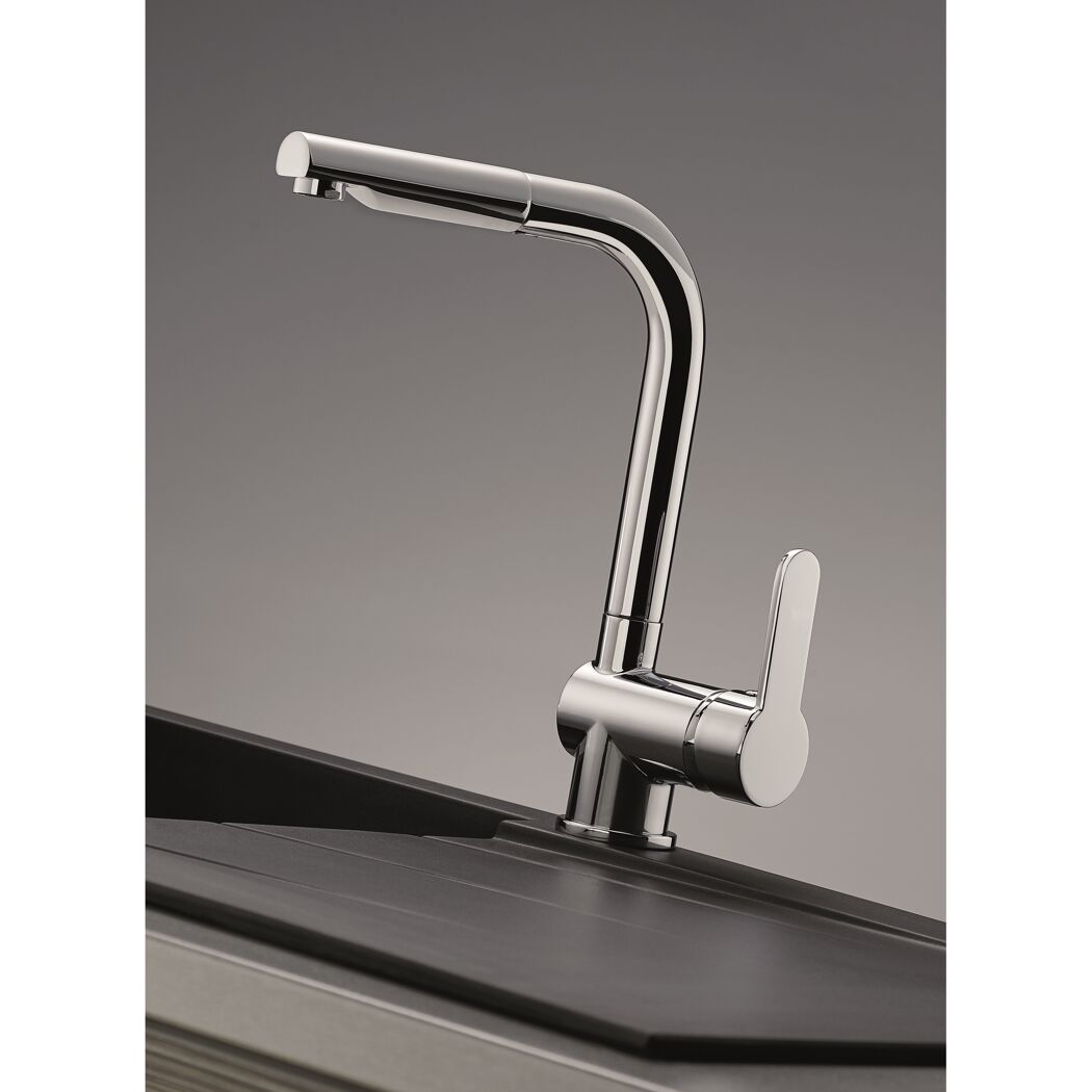 Chrom glänzender Wasserhahn über einem Spülbecken
