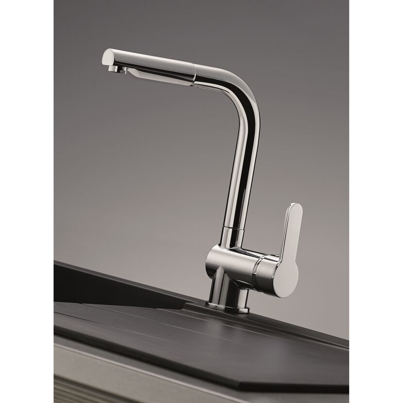 Chrom glänzender Wasserhahn über einem Spülbecken