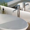Moderner Wasserhahn über Waschbecken