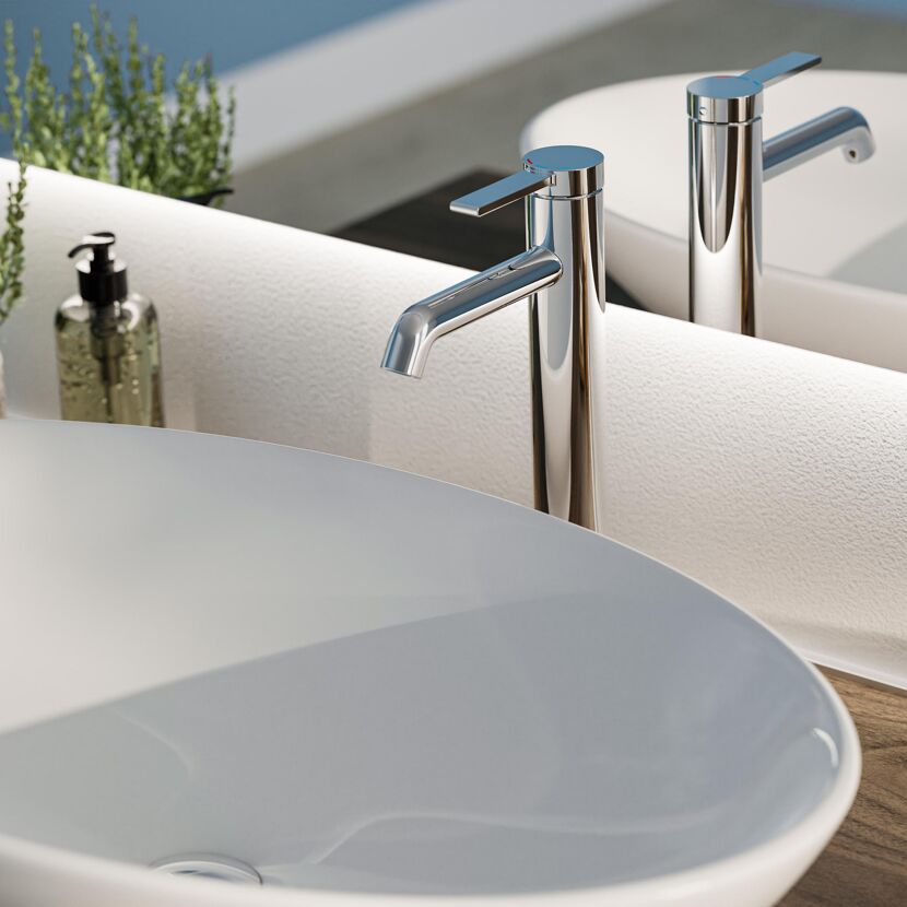 Moderner Wasserhahn über Waschbecken