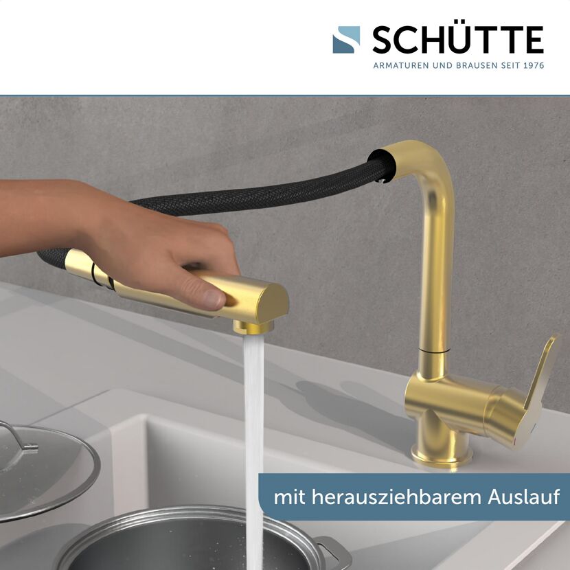 Goldene Küchenarmatur, Person hält herausziehbaren Auslauf