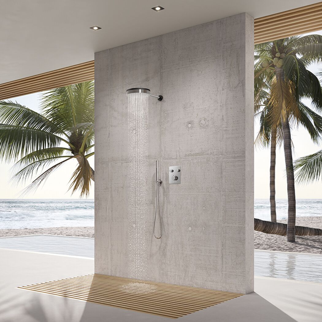 Dusche im Freien mit Regendusche
