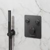 Schwarze Duscharmatur mit Thermostat